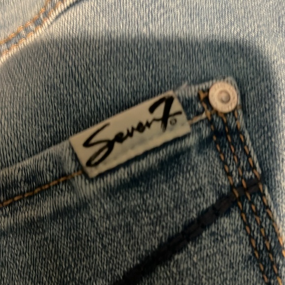 Seven7 jeans distressed and stretchy - Picture 5 of 8